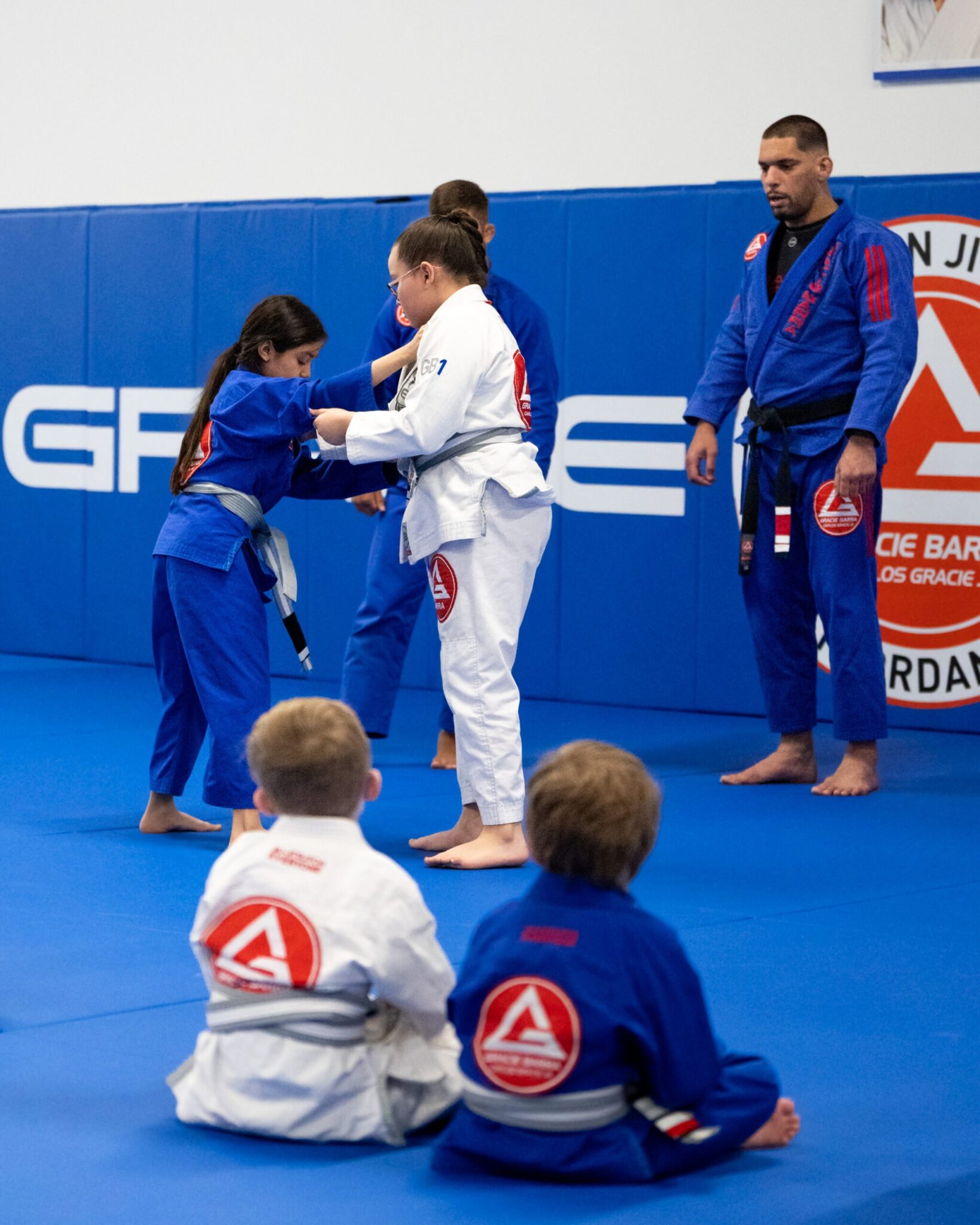 Children practicing Brazilian Jiu-Jitsu at Gracie Barra West Jordan in Utah under the supervision of Professor Seidler Rodrigo.